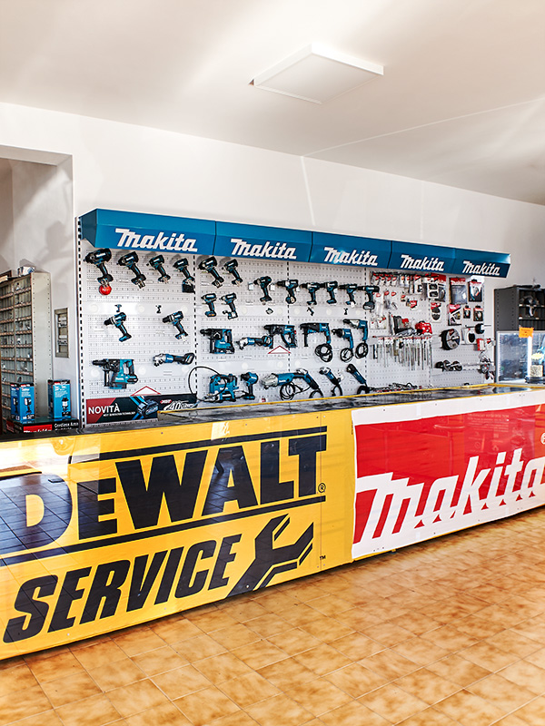 Un negozio che espone una vasta gamma di strumenti e articoli vari in vendita.