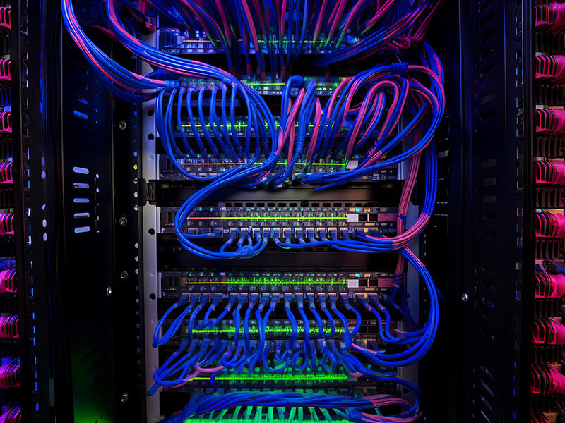 Un insieme di server collegati tramite cavi e fili all'interno di un rack.